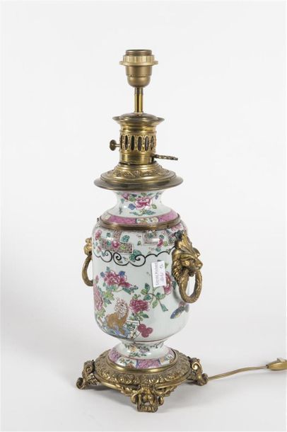 CHINE Vase rouleau en porcelaine 
Fin dynastie...