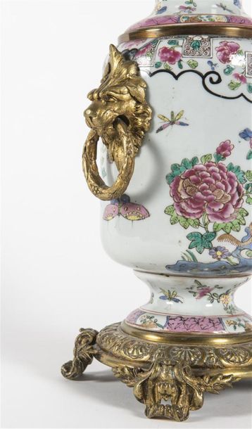 CHINE Vase rouleau en porcelaine 
Fin dynastie...
