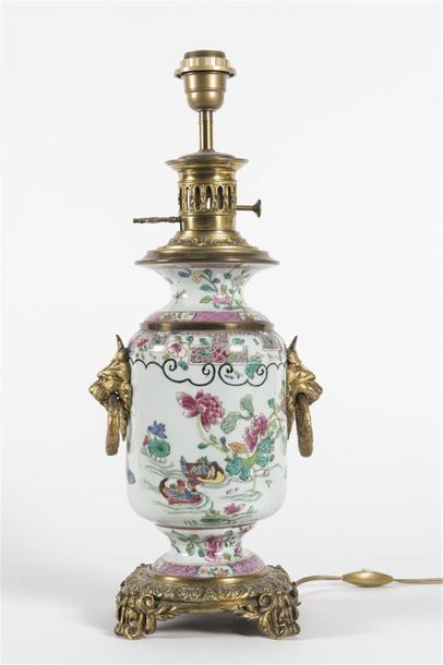 CHINE Vase rouleau en porcelaine 
Fin dynastie...