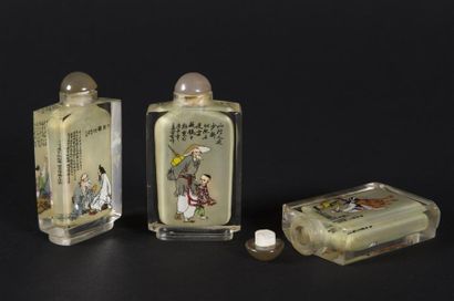 Trois tabatières en verre émaillé
H: 8 c...