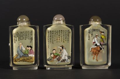 Trois tabatières en verre émaillé
H: 8 c...