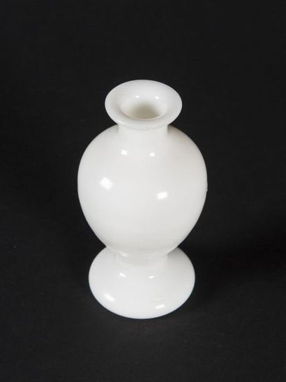 CHINE, Pekin, 
Petit vase en verre de couleur...