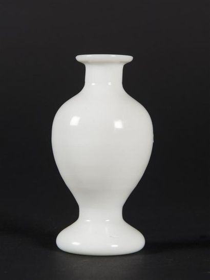CHINE, Pekin, 
Petit vase en verre de couleur...