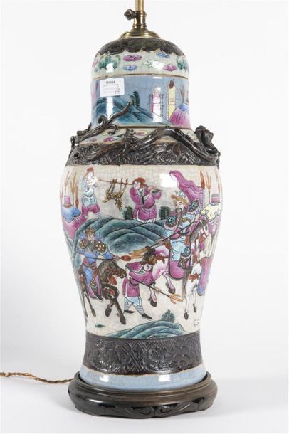 Chine, Paire de pots couverts en porcelaine...