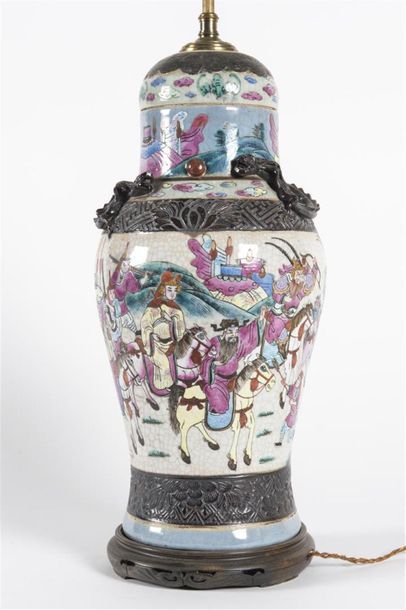 Chine, Paire de pots couverts en porcelaine...