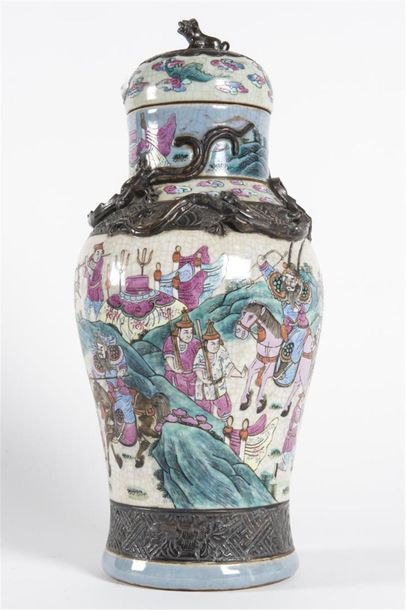 Chine, Paire de pots couverts en porcelaine...