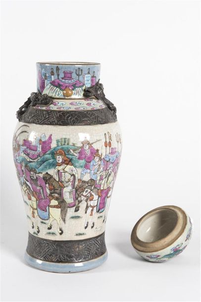 Chine, Paire de pots couverts en porcelaine...