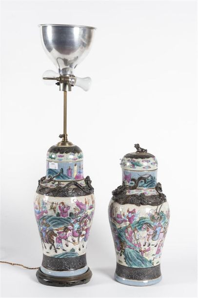 Chine, Paire de pots couverts en porcelaine...