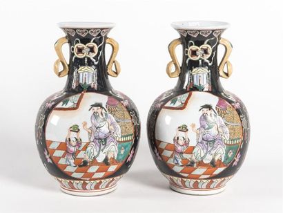 CHINE 
Paire de vases bulbe en porcelaine...