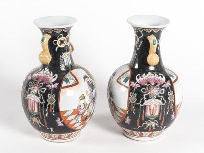 CHINE 
Paire de vases bulbe en porcelaine...