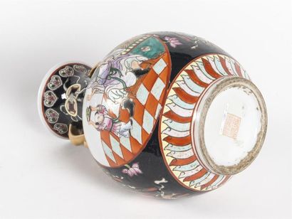 CHINE 
Paire de vases bulbe en porcelaine...