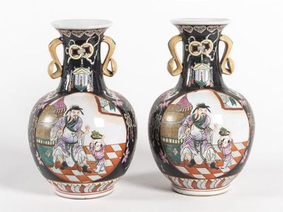 CHINE 
Paire de vases bulbe en porcelaine...