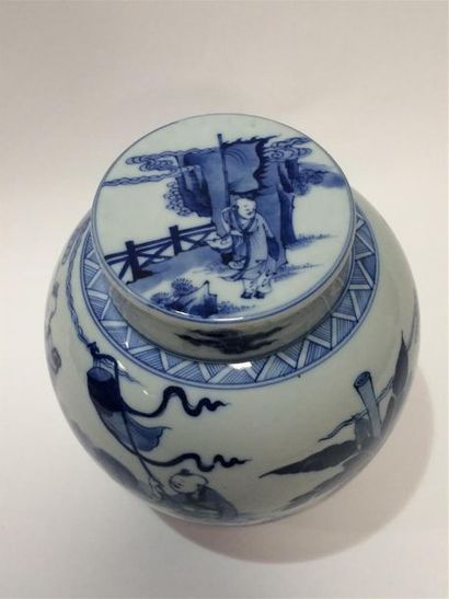 CHINE
Pot couvert en porcelaine bleu et blanc...