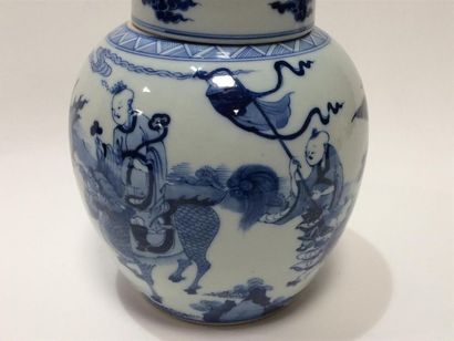 CHINE
Pot couvert en porcelaine bleu et blanc...