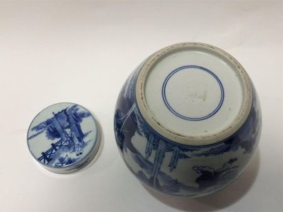 CHINE
Pot couvert en porcelaine bleu et blanc...