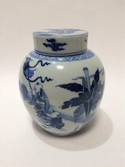 CHINE
Pot couvert en porcelaine bleu et blanc...