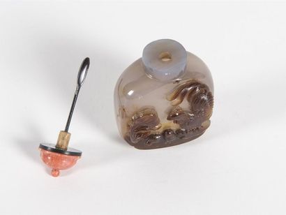 Chine,Tabatière en agate sculptée en relief...
