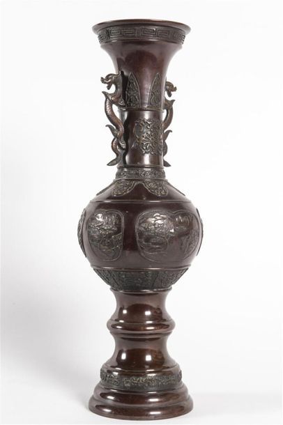 Chine, Paire de vases en bronze patiné à...