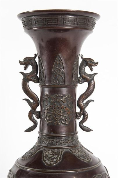 Chine, Paire de vases en bronze patiné à...