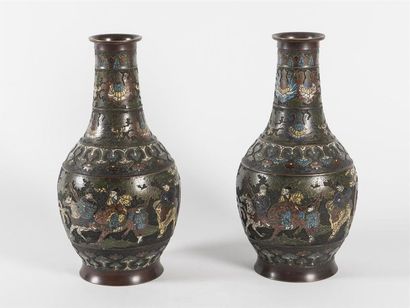 Chine, Paire de vases balustres en bronze...