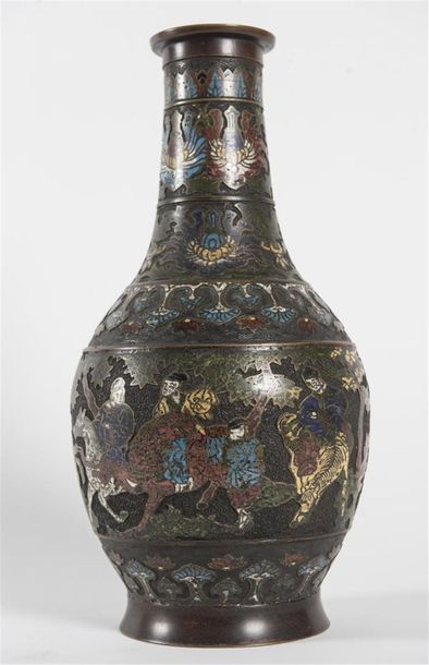 Chine, Paire de vases balustres en bronze...
