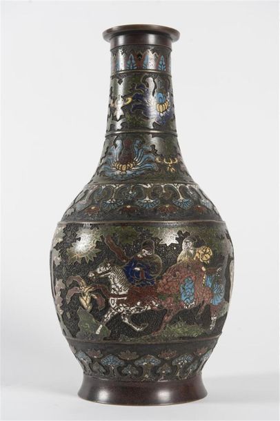 Chine, Paire de vases balustres en bronze...