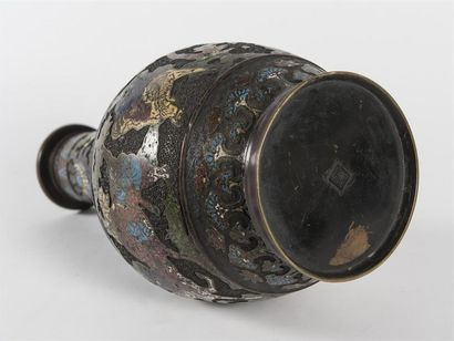 Chine, Paire de vases balustres en bronze...