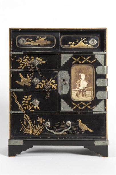 Japon, Cabinet en laque 
fin 19ème siècle
H:...
