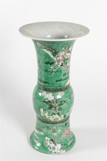 Chine, Important vase Gu en porcelaine à...