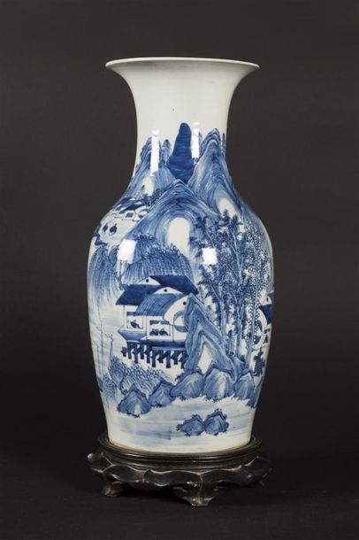 HUE Vase en porcelaine à décor bleu blanc...