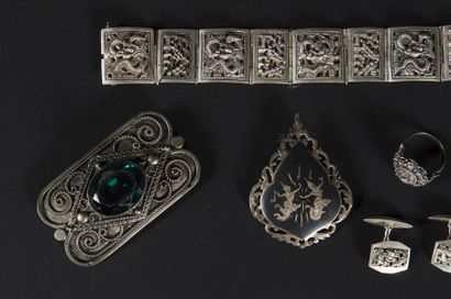 INDOCHINE, VIETNAM, bijoux en argent dont...