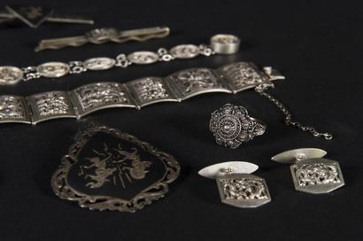 INDOCHINE, VIETNAM, bijoux en argent dont...