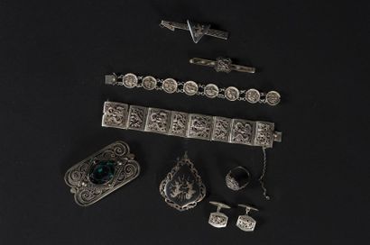 INDOCHINE, VIETNAM, bijoux en argent dont...