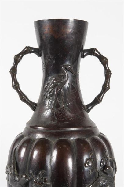 Japon, Grand vase en bronze avec deux prises
Vers...