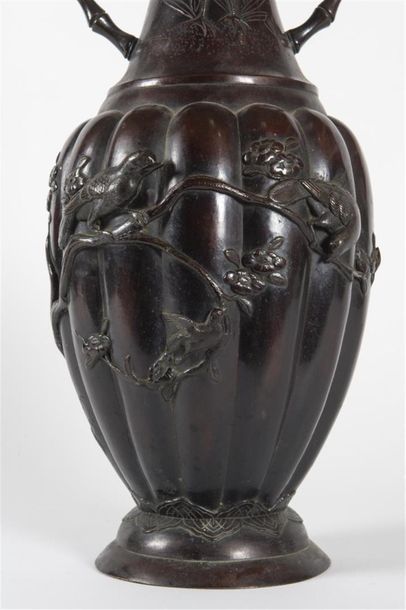 Japon, Grand vase en bronze avec deux prises
Vers...
