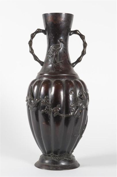 Japon, Grand vase en bronze avec deux prises
Vers...