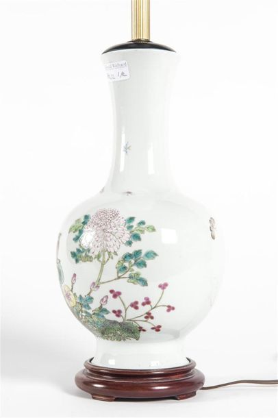 Vase bouteille en porcelaine de Chine à décor...