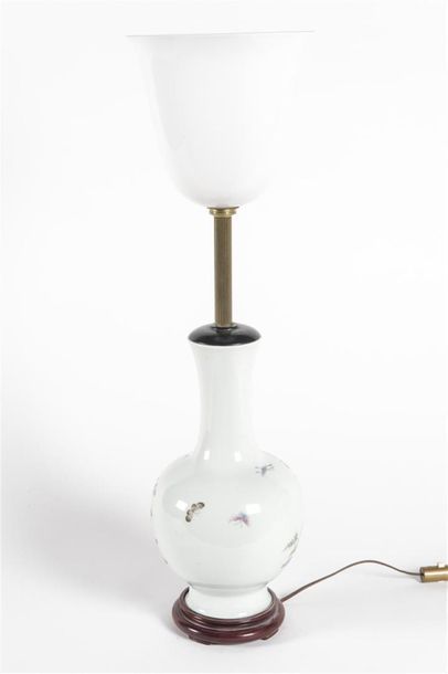 Vase bouteille en porcelaine de Chine à décor...