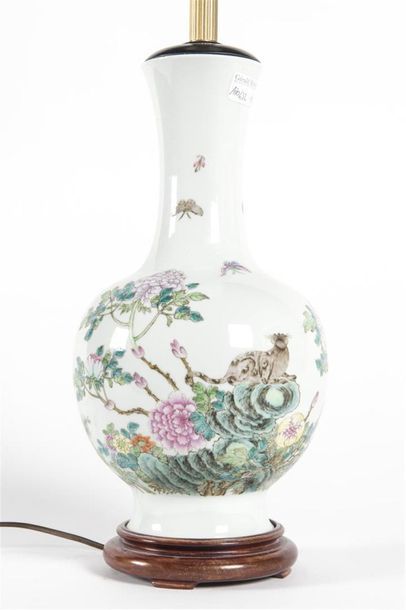 Vase bouteille en porcelaine de Chine à décor...