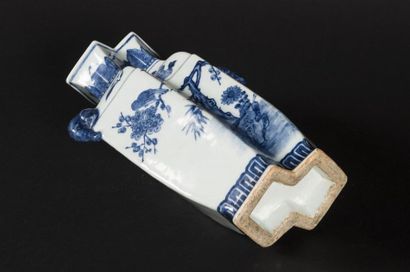 Chine vase en porcelaine à décor d'arbustres...
