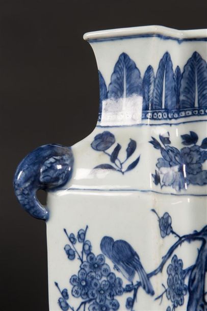 Chine vase en porcelaine à décor d'arbustres...