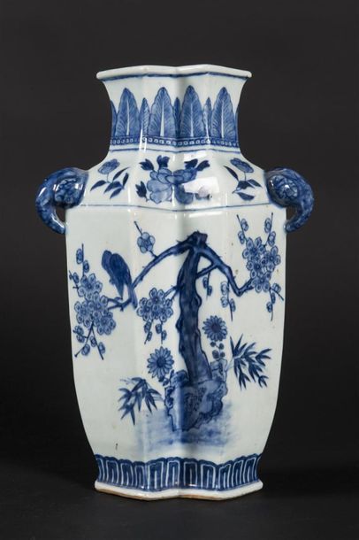 Chine vase en porcelaine à décor d'arbustres...