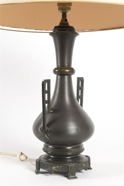 Chine, paire de lampes en bronze
H : 40 ...