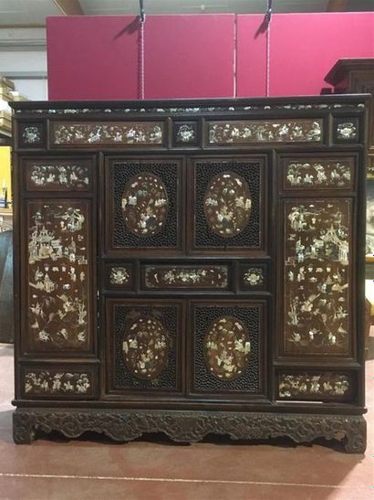 Cabinet rectangulaire en bois de fer et incrustation...