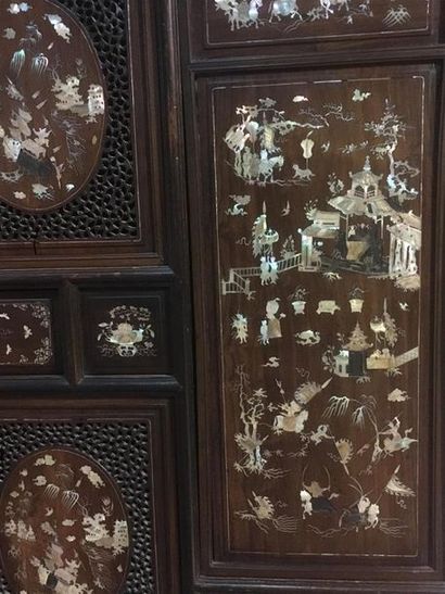 Cabinet rectangulaire en bois de fer et incrustation...