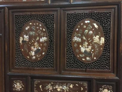 Cabinet rectangulaire en bois de fer et incrustation...