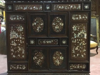 Cabinet rectangulaire en bois de fer et incrustation...