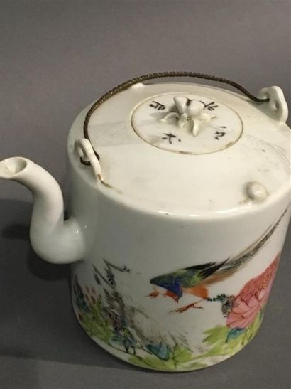Chine théière en porcelaine blanche 19e siècle
Décor...
