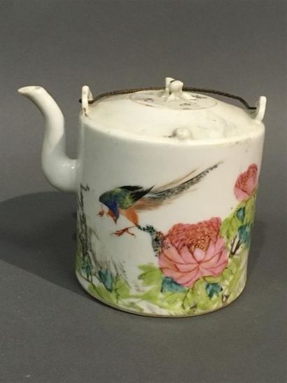 Chine théière en porcelaine blanche 19e siècle
Décor...
