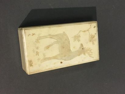 Japon, Boite rectangulaire en ivoire, couvercle...